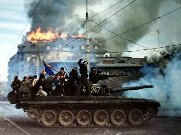 В Румынии совершили нападение на одного из лидеров революции 1989 года во время мемориальных мероприятий