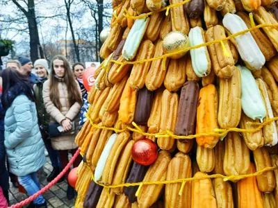 В Киеве создали елку из 1,5 тысячи эклеров