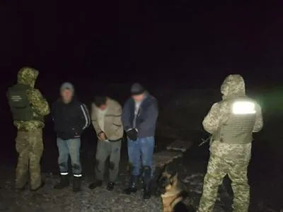 В Харьковской области трое мужчин переправляли в РФ почти 700 кг контрабандной красной икры
