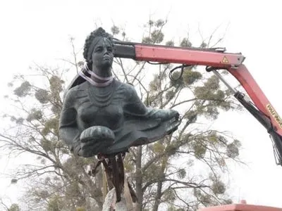 Во Львовской области демонтировали скульптуру "Русалка Днестровская"