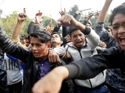 Количество погибших во время протестов в Индии возросло до 26 человек