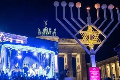 В Берлине зажгли крупнейший в Европе ханукальный светильник