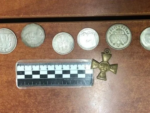 Россиянин пытался вывезти из Украины старинные монеты и георгиевский крест