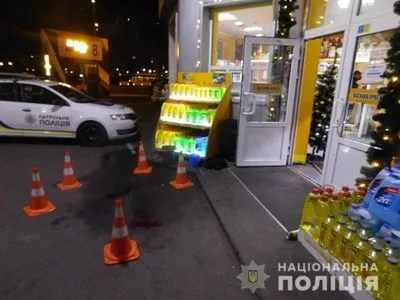 В Киеве подростки ограбили магазин на заправке