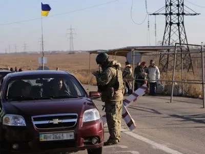 На КПВВ на Донбассе почти 300 автомобилей застряли в очередях
