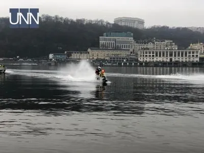 Удивительный рекорд: киевлянин на мотоцикле пересек реку Днепр