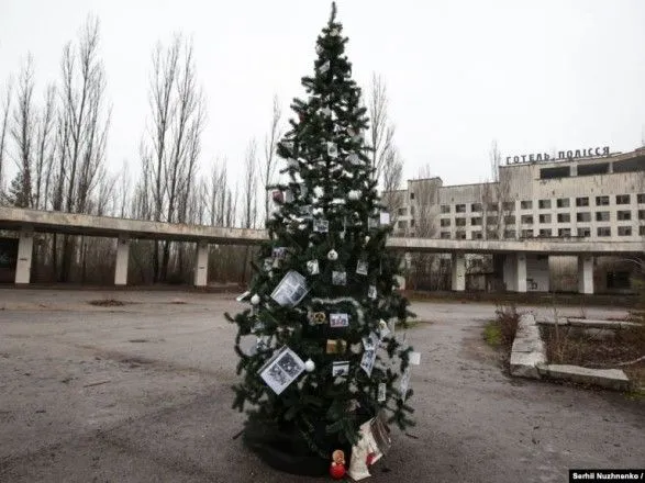 В Припяти появилась первая новогодняя елка с момента Чернобыльской катастрофы