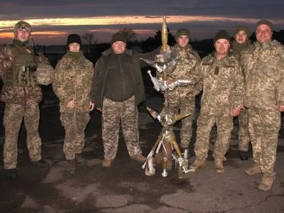 Подарок для боевиков: Украинские военные сделали новогоднюю елку из снарядов
