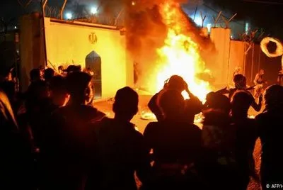 В Ираке протестующие подожгли консульство Ирана: не менее 35 раненых