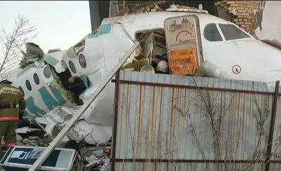 В Казахстані впав літак з 95 пасажирами, є загиблі