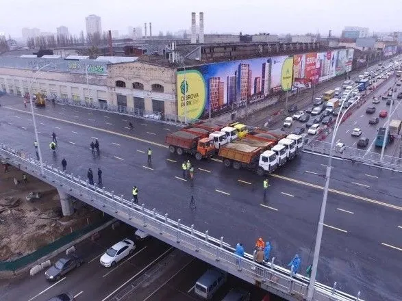 У Києві відновили рух автобусів Шулявським мостом