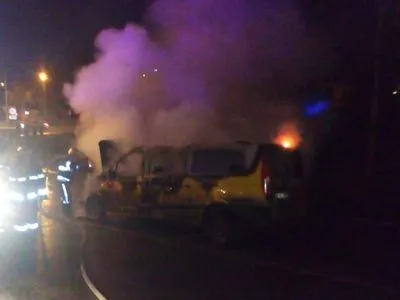 Посеред вулиці в Кременчуці загорівся мікроавтобус