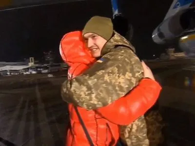 Возвращение пленных: первыми из самолета вышли освобожденные украинские военные