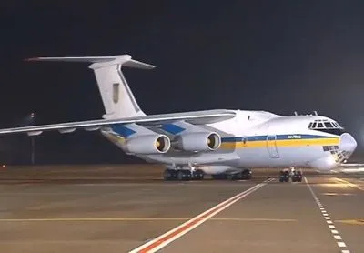 Літак зі звільненими українцями приземлився в аеропорту “Бориспіль”