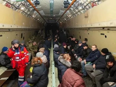 Борт с освобожденными украинцами вылетает из Чугуева в "Борисполь" - ОП