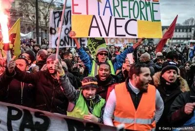 Во Франции тысячи людей выступили против пенсионной реформы