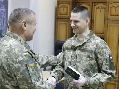 Большой обмен: 12 военных получили обновленные личные документы