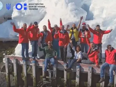 Снежное поздравление с Антарктиды: полярники пожелали украинцам солнца и мира