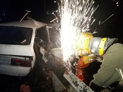 На Дніпропетровщині рятувальники вивільнили тіло загиблого водія з понівеченої автівки