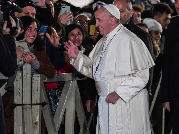 Папа Римский публично извинился за инцидент с женщиной