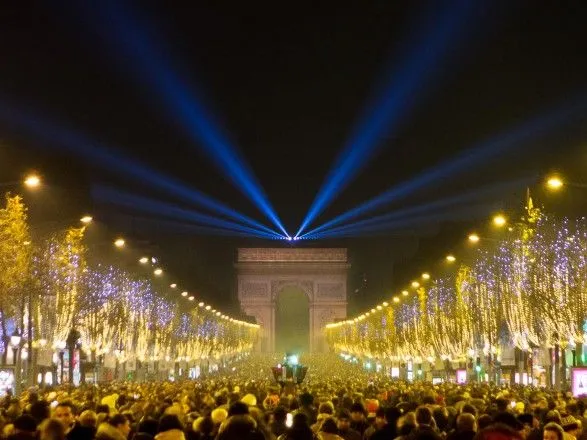 Около 400 000 человек собрались посмотреть новогоднее шоу в Париже