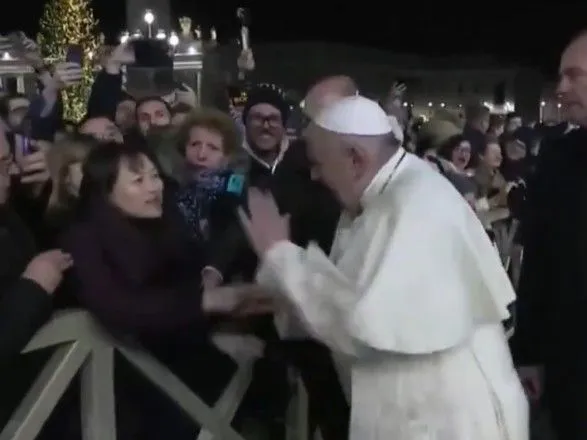 У новорічну ніч з папою Франциском стався інцидент у Ватикані