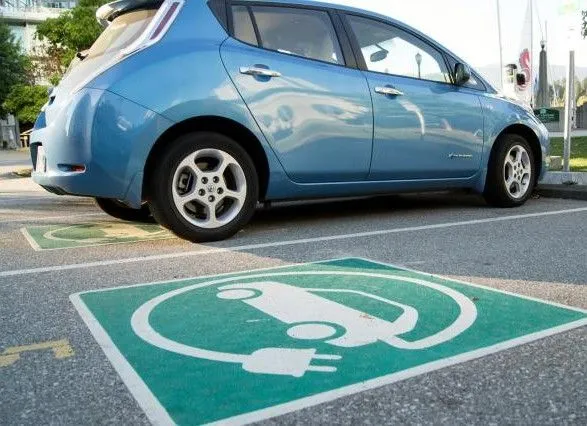 Зеленые номера, новые знаки и штрафы: вступил в силу закон об электромобилях