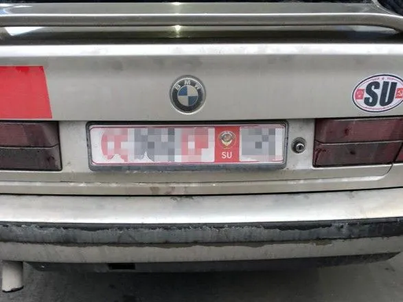 На границе с Молдовой задержали иностранца на BMW с фейковыми номерами и советской символикой