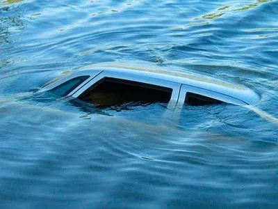 В Черниговской области автомобиль упал в реку, водитель погиб