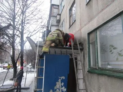 В Донецкой области женщина выпала из окна третьего этажа