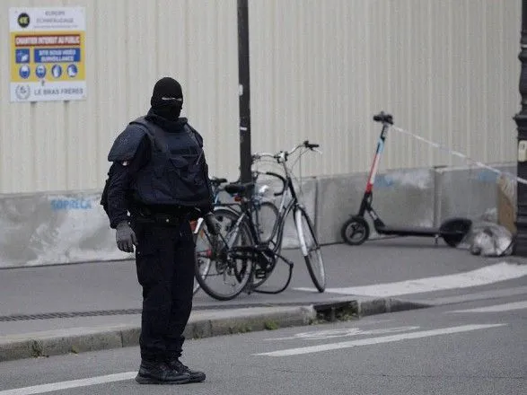 Неизвестный напал в пригороде Парижа с ножом на людей: есть погибший и раненые