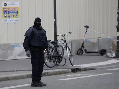 Неизвестный напал в пригороде Парижа с ножом на людей: есть погибший и раненые