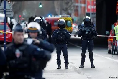 Ножевое нападение близ Парижа расследуют как теракт