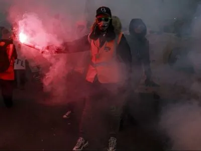 В Париже продолжаются столкновения между полицией и противниками пенсионной реформы