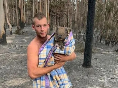 Молодий житель Австралії врятував десятки коал на тлі бурхливих пожеж