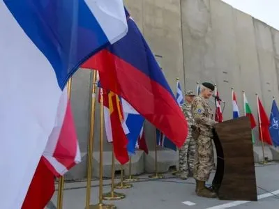 НАТО призупиняє військові навчальні місії в Іраку