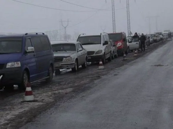 У КПВВ на Донбасі в чергах застрягли понад 300 автомобілів