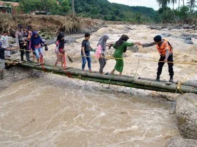 Внаслідок повені в Індонезії загинули вже понад півсотні людей