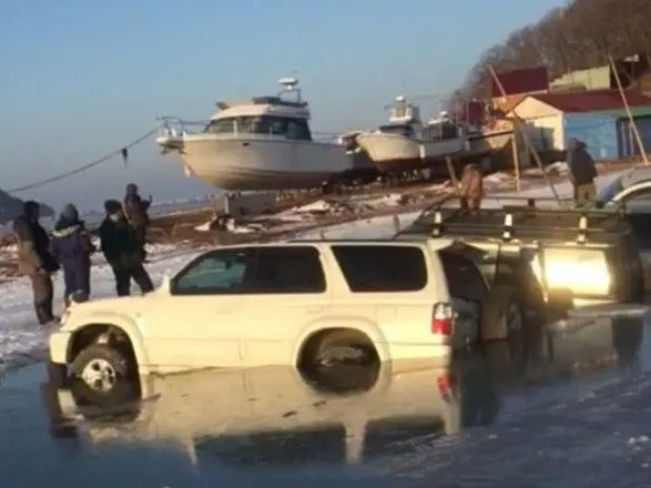 В России 20 машин рыбаков провалились под лед
