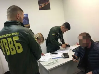 Русский, которому запретили въезд, пытался попасть в Украину с помощью "двух красивых купюр"