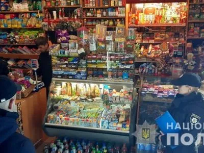 У Львові чоловік зі зброєю здійснив напад на магазин: подробиці