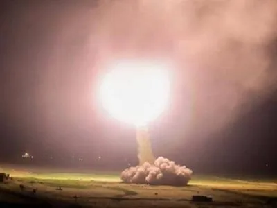 Тринадцать ракет выпустили по авиабазе на западе Ирака, где находятся войска США