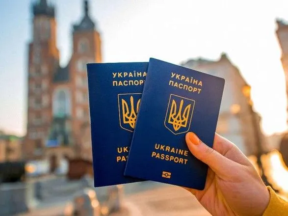 ukrayina-opustilasya-na-dvi-skhodinki-u-indeksi-bezvizu-zakordonnikh-pasportiv