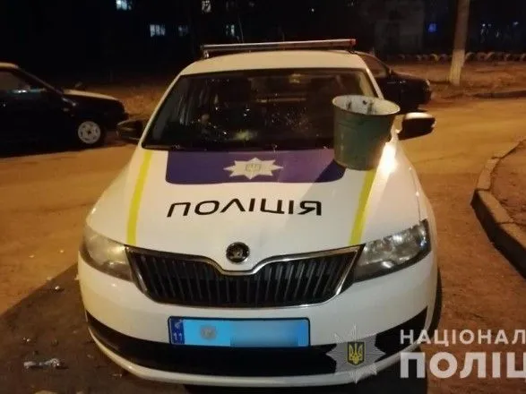 В Киевской области мужчина ведром разбил стекло полицейской машины и скрылся в кустах