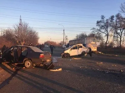 В Днепропетровской области произошло смертельное ДТП с участием двух легковушек и автобуса