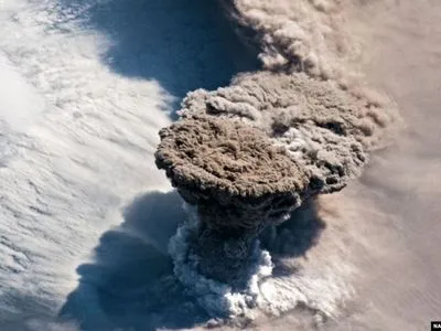 Извержение вулкана на Аляске может помешать международному воздушному движению
