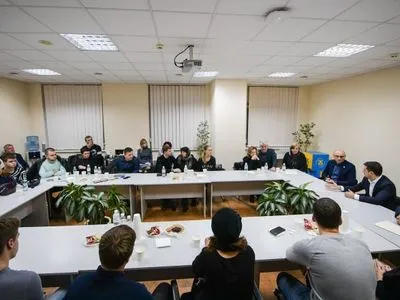 Зеленский встретился с родными украинцев, погибших в авиакатастрофе: что известно