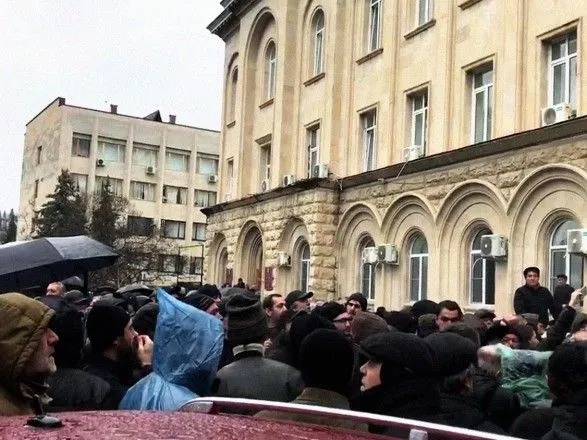 В самопровозглашенной Абхазии протестующие штурмовали здание администрации "президента"
