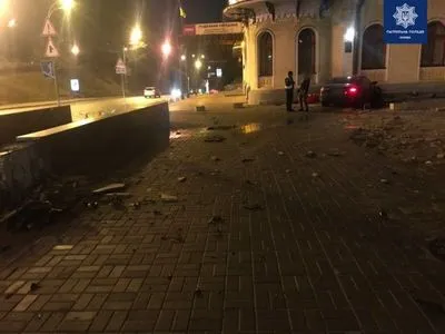 Пьяный водитель въехал в фасад Национальной филармонии Украины