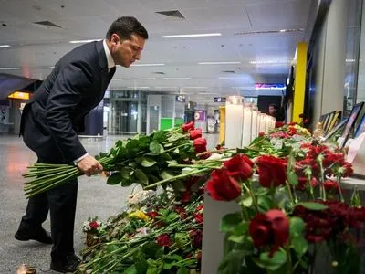 Зеленский в "Борисполе" почтил память жертв авиакатастрофы в Иране